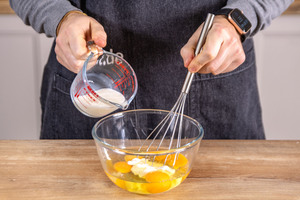 Eier mit Milch verrühren