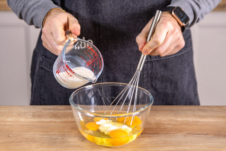 Eier mit Milch verrühren