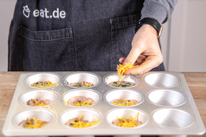 Eiermuffins zuletzt mit Käse bestreuen