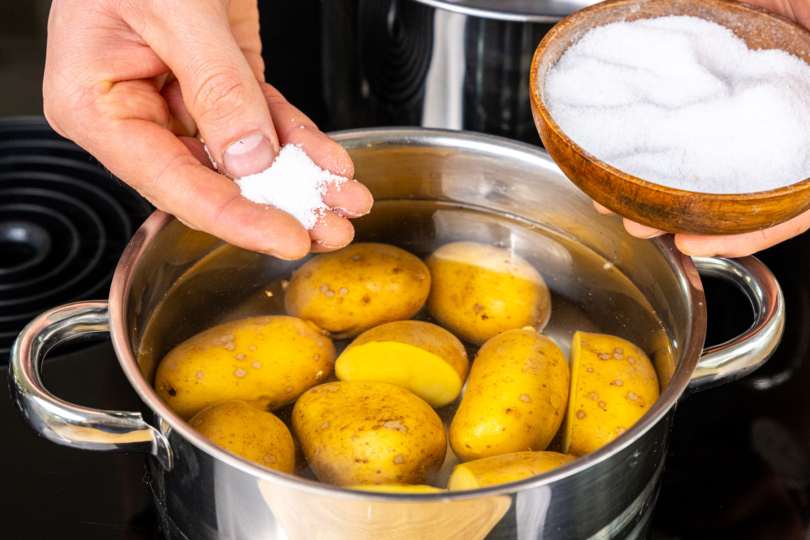 Kartoffel kochen und salzen