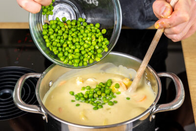 Erbsen in Eierragout geben