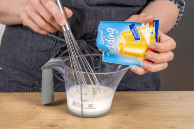 Pudding in Milch auflösen