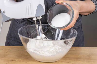 Zucker in Eischnee geben