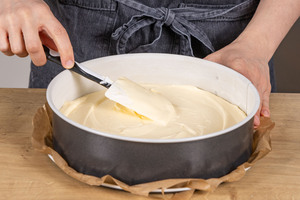 Quarkmasse in Springform verteilen