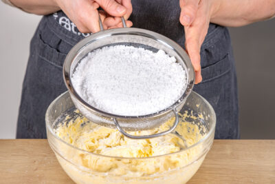 Puderzucker zur Butter sieben