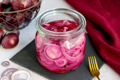 Eingelegte rote Zwiebeln