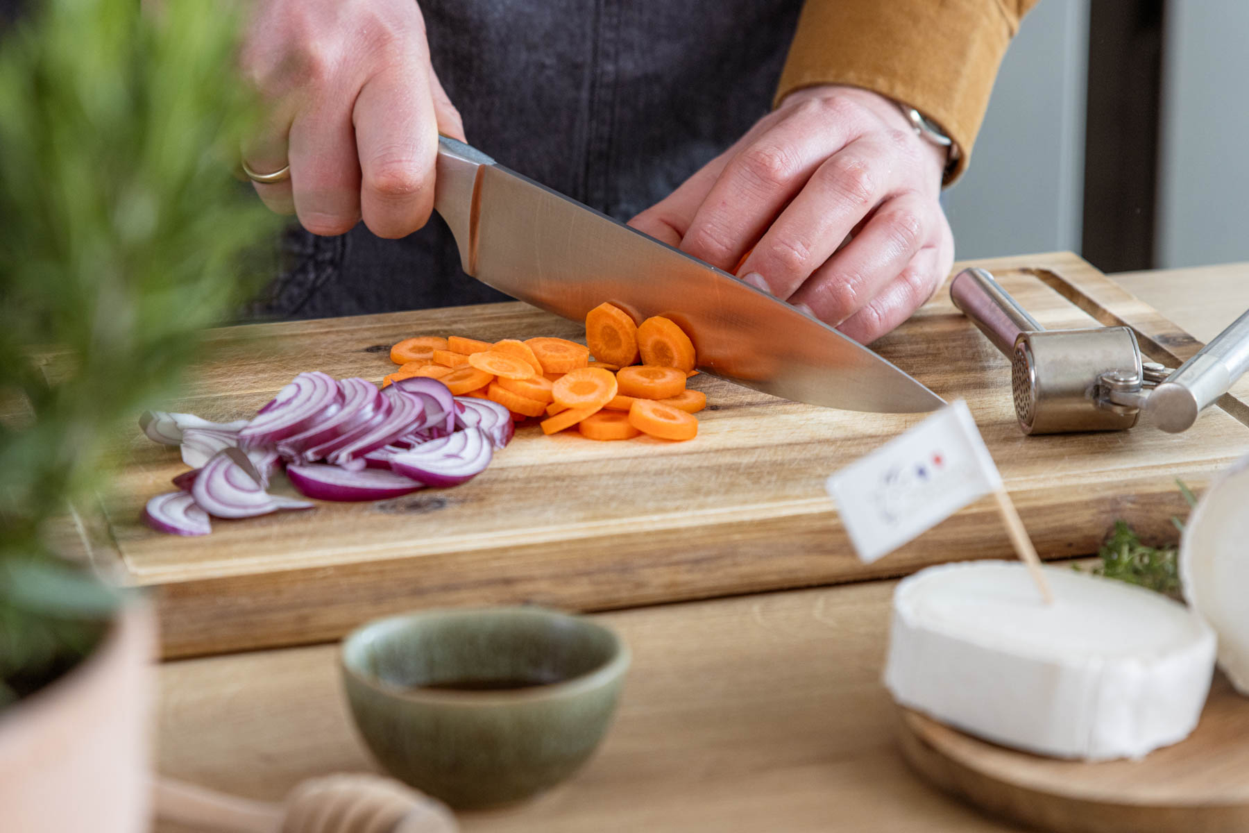 En papillote mit Gemüse und Ziegenkäse aus Frankreich