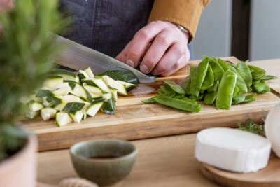 Zucchini in Rauten schneiden