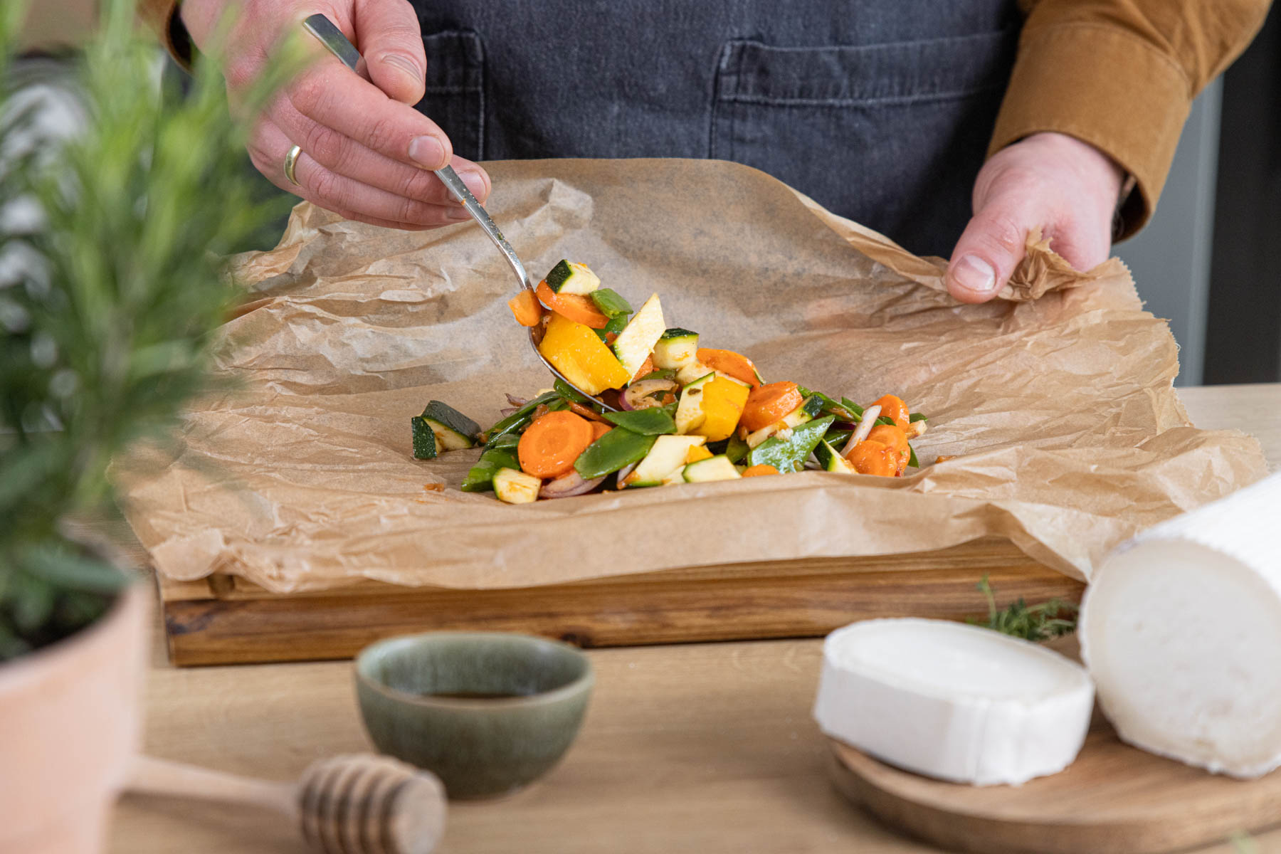 En papillote mit Gemüse und Ziegenkäse aus Frankreich