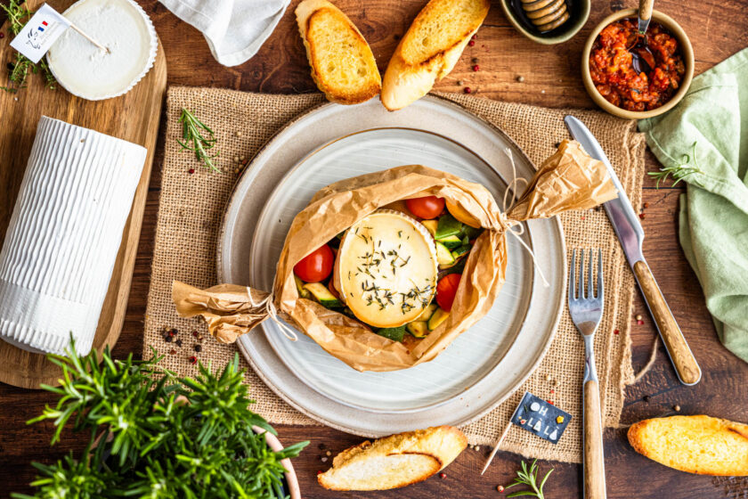 En papillote mit Gemüse und Ziegenkäse