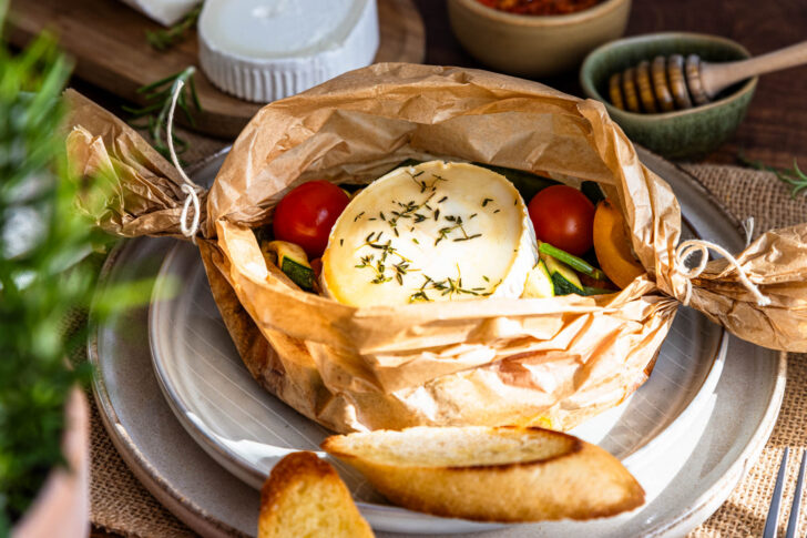En papillote mit Gemüse und Ziegenkäse