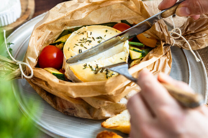En papillote mit Gemüse und Ziegenkäse