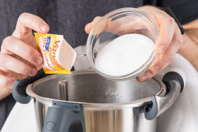 Zucker und Vanillezucker in den Thermomix® geben