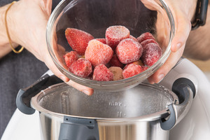 Tiefkühl-Erdbeeren in den Thermomix® geben