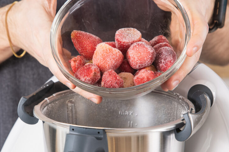 Tiefkühl-Erdbeeren in den Thermomix® geben