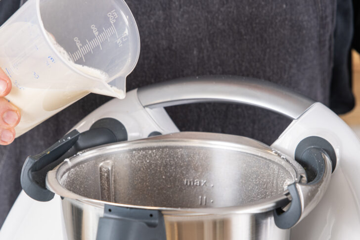 Sahne in den Thermomix® geben