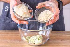 Semmelbrösel, Parmesan und Butter vermengen