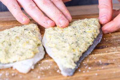 Masse auf das Fischfilet geben