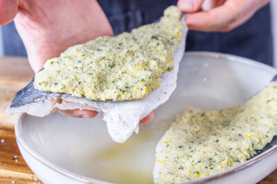 Fischfilet Bordelaise in eine Auflaufform geben