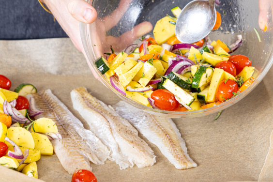 Fischfilet im Ofen mit Gemüse