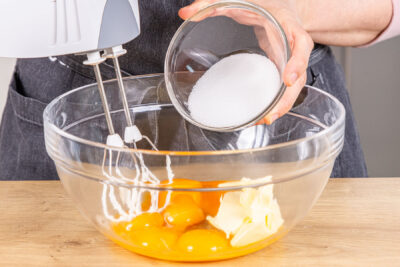 Zucker, Butter und Eier schlagen