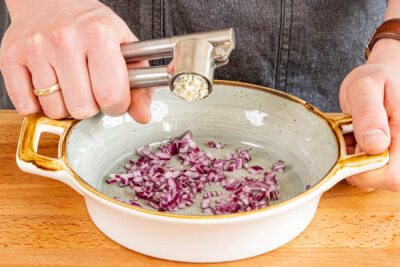 Zwiebeln fein hacken und Knoblauch pressen
