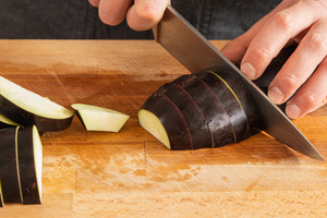 Aubergine in Scheiben schneiden