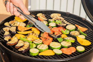 Grillgemüse auf dem Grill wenden