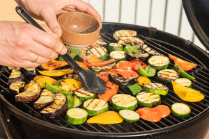 Grillgemüse mit etwas Öl bepinseln