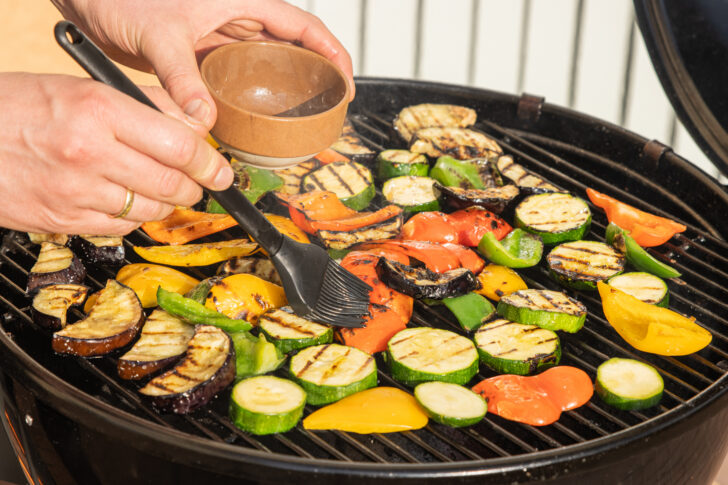 Grillgemüse mit etwas Öl bepinseln