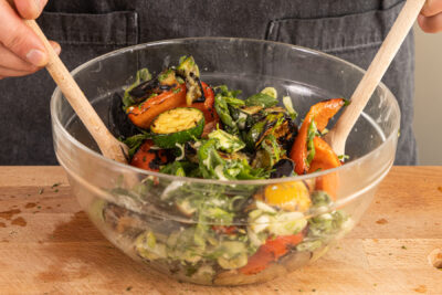 Den Grillgemüse-Salat gut vermengen