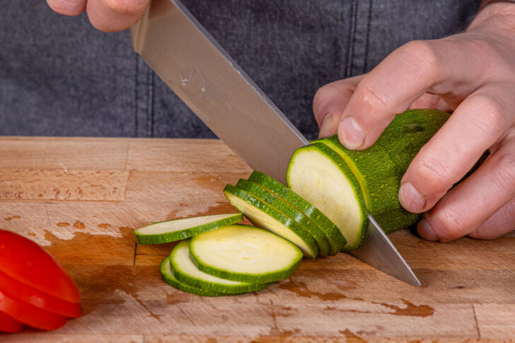Zucchini in Scheiben schneiden