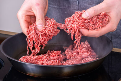 Hackfleisch in die Pfanne geben