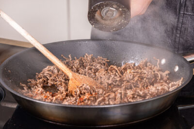 Hackfleisch salzen und pfeffern