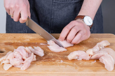 Hähnchen in Streifen schneiden