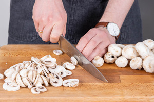 Champignons in Scheiben schneiden