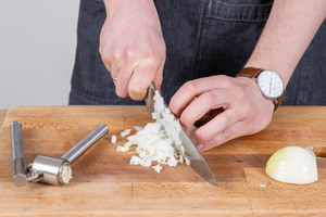 Zwiebel würfeln