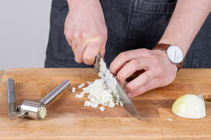 Zwiebel würfeln