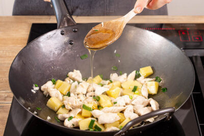 Honig zum Fleisch träufeln