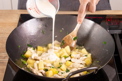 Kochsahne zum Curry gießen
