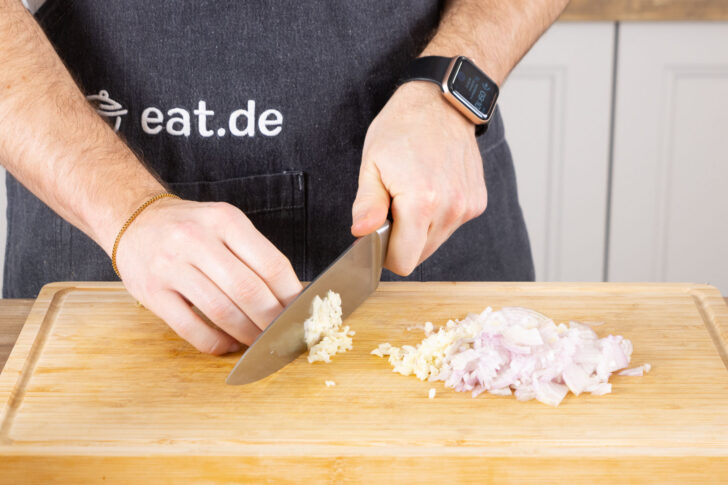 Knoblauch schneiden.