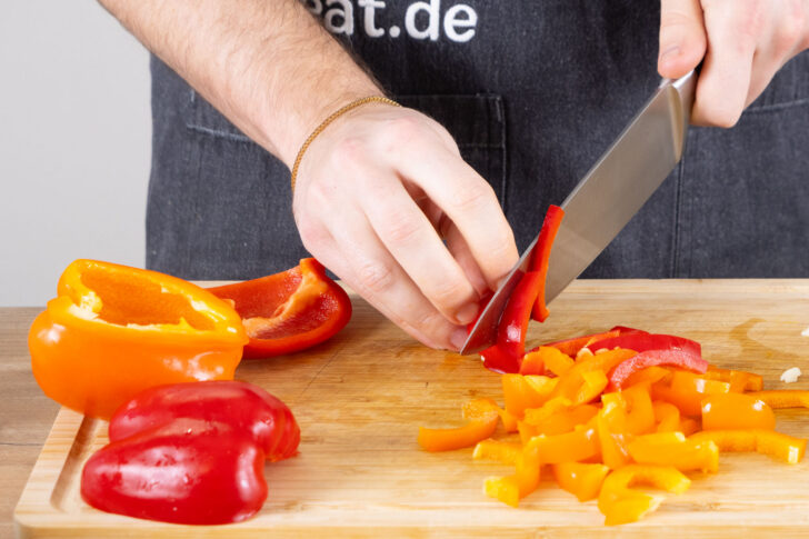 Paprika in Streifen schneiden.