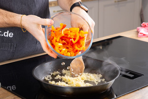 Paprika in die Pfanne geben.