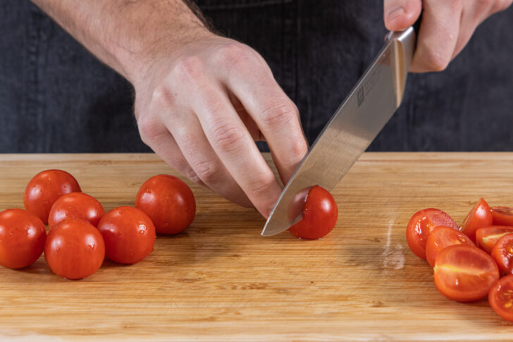 Kirschtomaten halbieren