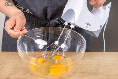 Eier mit salz schaumig schlagen