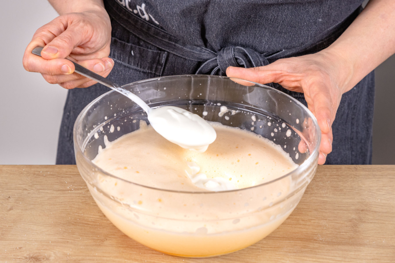 Joghurt unter Eischaum rühren