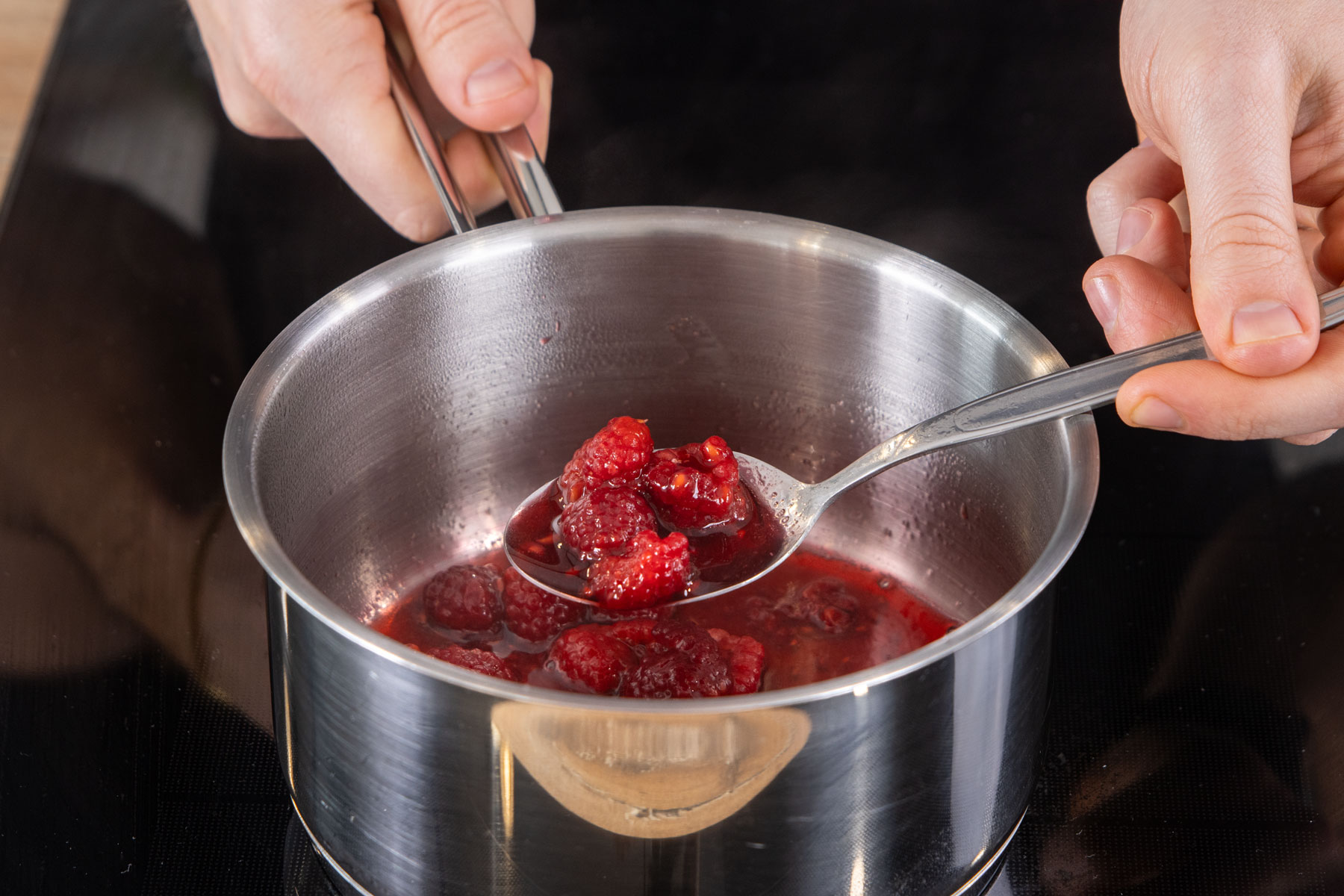 Heiße Himbeeren mit Vanilleeis | Rezept