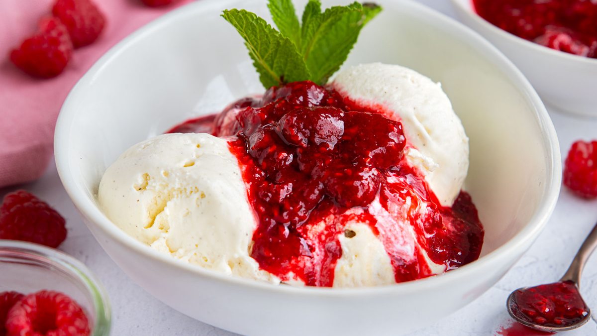Heiße Himbeeren mit Vanilleeis | Rezept - eat.de