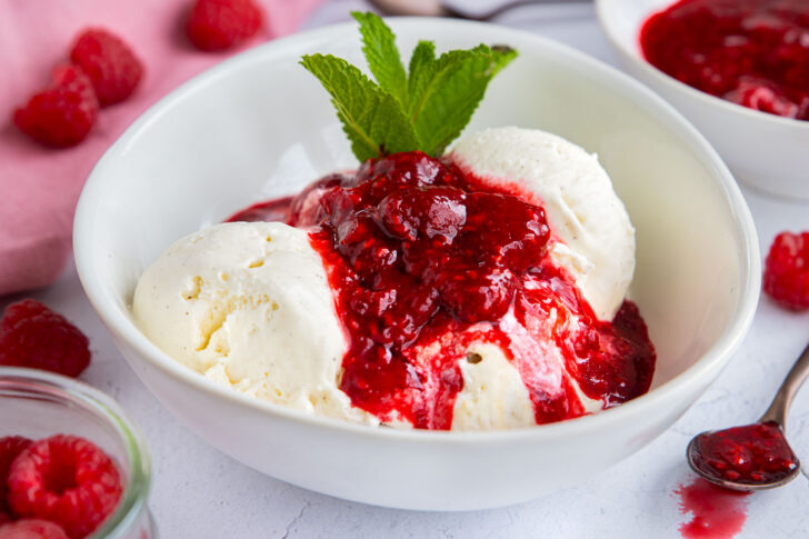 Heiße Himbeeren mit Vanilleeis