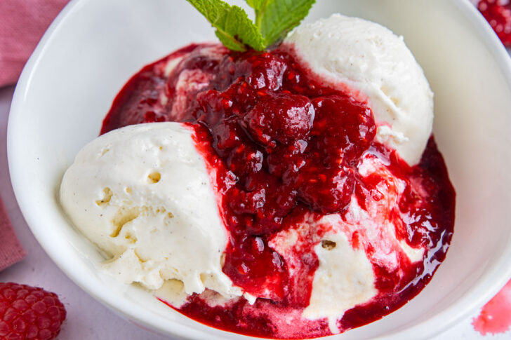Heiße Himbeeren mit Vanilleeis